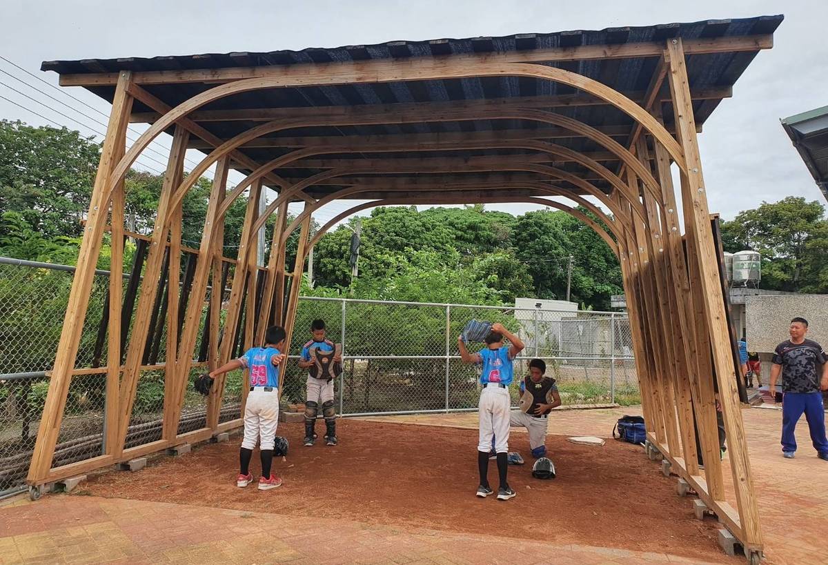 林務局與臺灣義築協會合作推廣國產材應用，今年再為少棒隊建起木構「牛棚」，投捕訓練時可避免日曬雨淋，讓小球員練得更起勁。