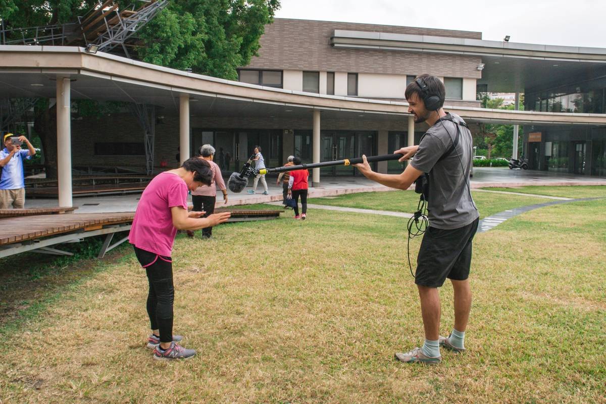 來自澳洲的駐村藝術家Nigel Brown，使用5個廣播喇叭呈現聲音藝術，作品採集在美術館聽見的聲音，希望透過作品讓民眾打開耳朵、聆聽日常。