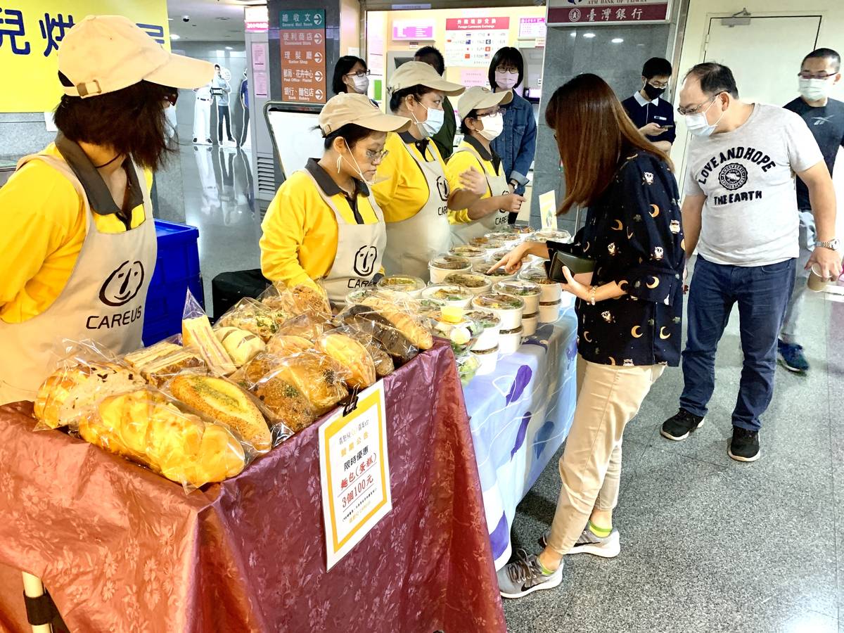 從即日起接連一個月，每週二、四在雙北六家喜憨兒烘焙屋門市，販售「歡喜愛海，白帶魚便當」。