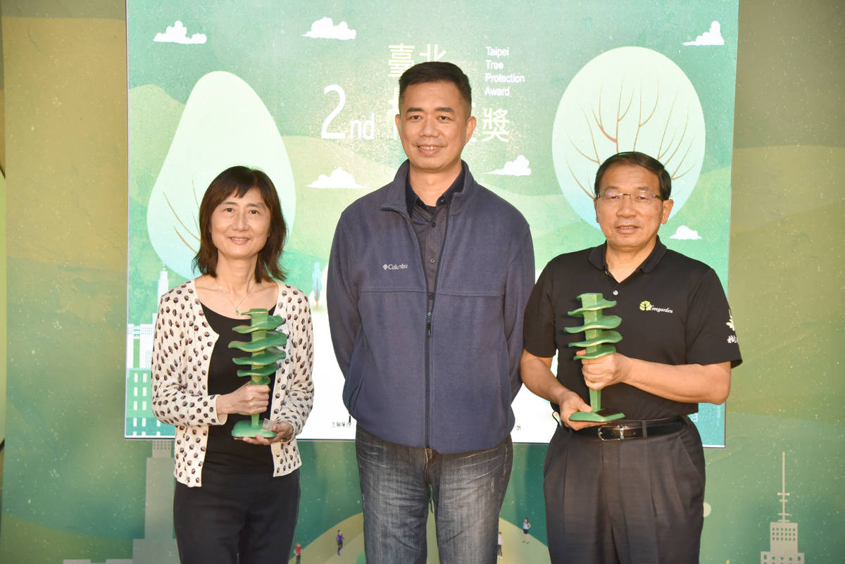 七星環境綠化基金會陳燕靜執行長(左一)表示，有堅強的團隊守護臺北市老樹