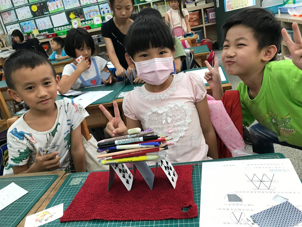 學生開心利用撲克牌玩疊疊樂。