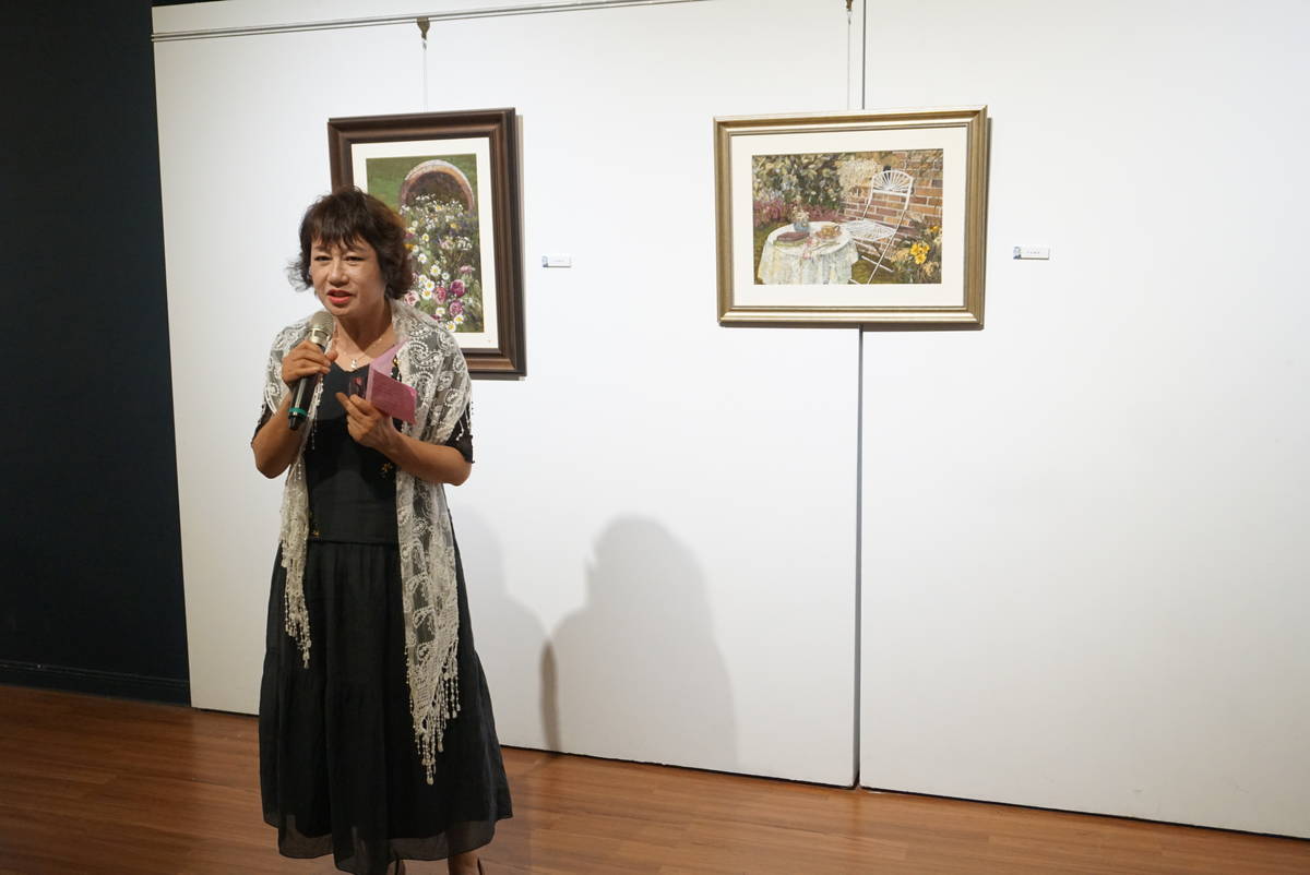 押花藝術家黃鈺婷老師邀請大家一同進入押花的繽紛世界 (照片: 虎尾科大提供)