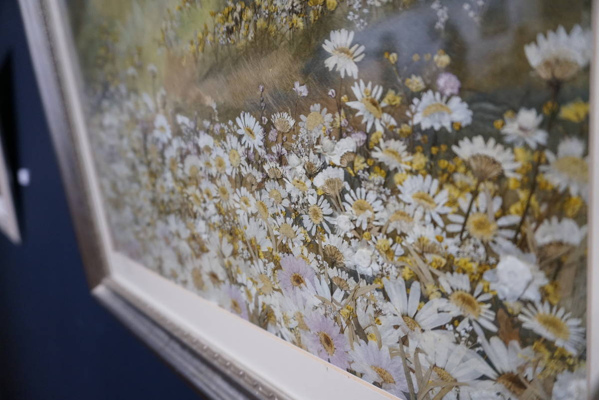 黃鈺婷老師展出的押花作品之一「原野花田」 (照片: 虎尾科大提供)