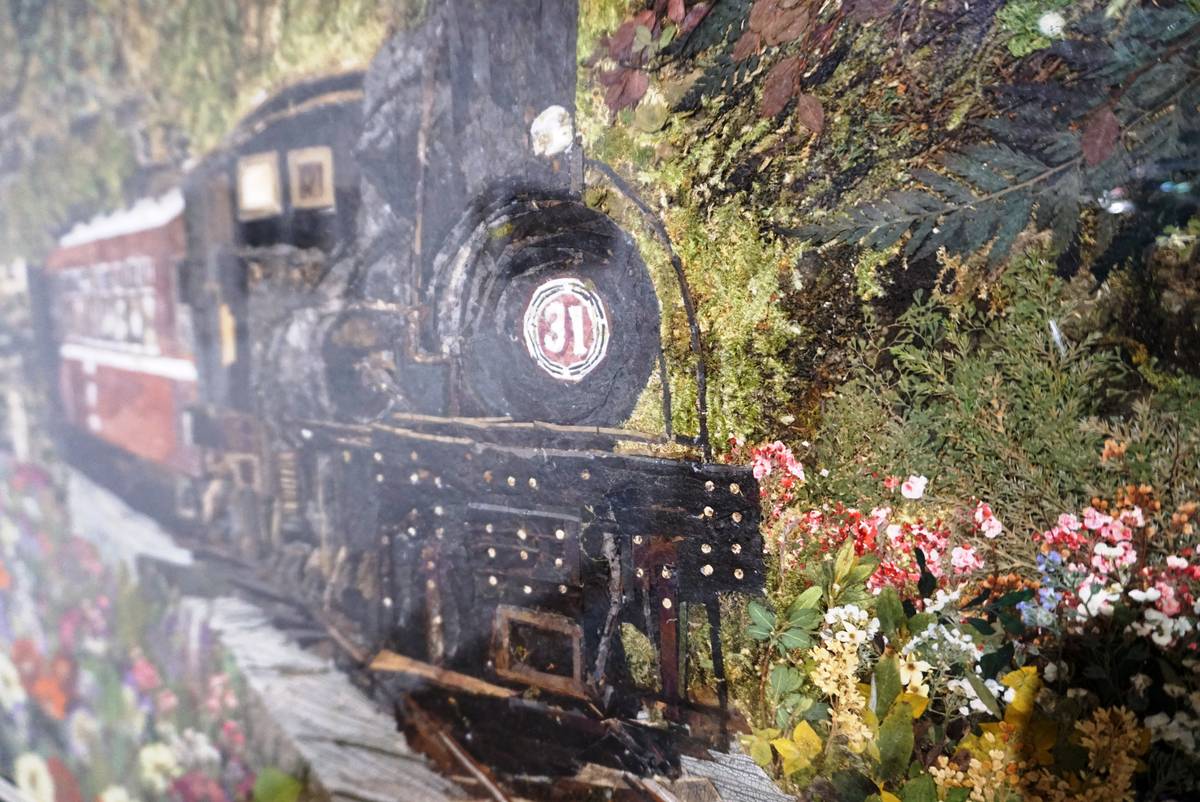 黃鈺婷老師的押花創作展以「阿里山的追憶」為主題  (照片: 虎尾科大提供)