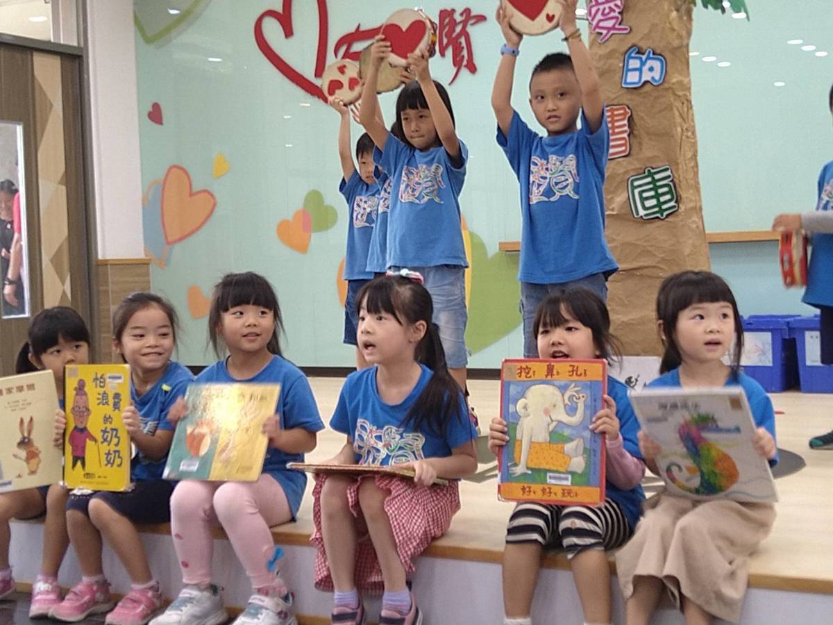 思賢國小學生表演「閱讀是幸福的孩子」。