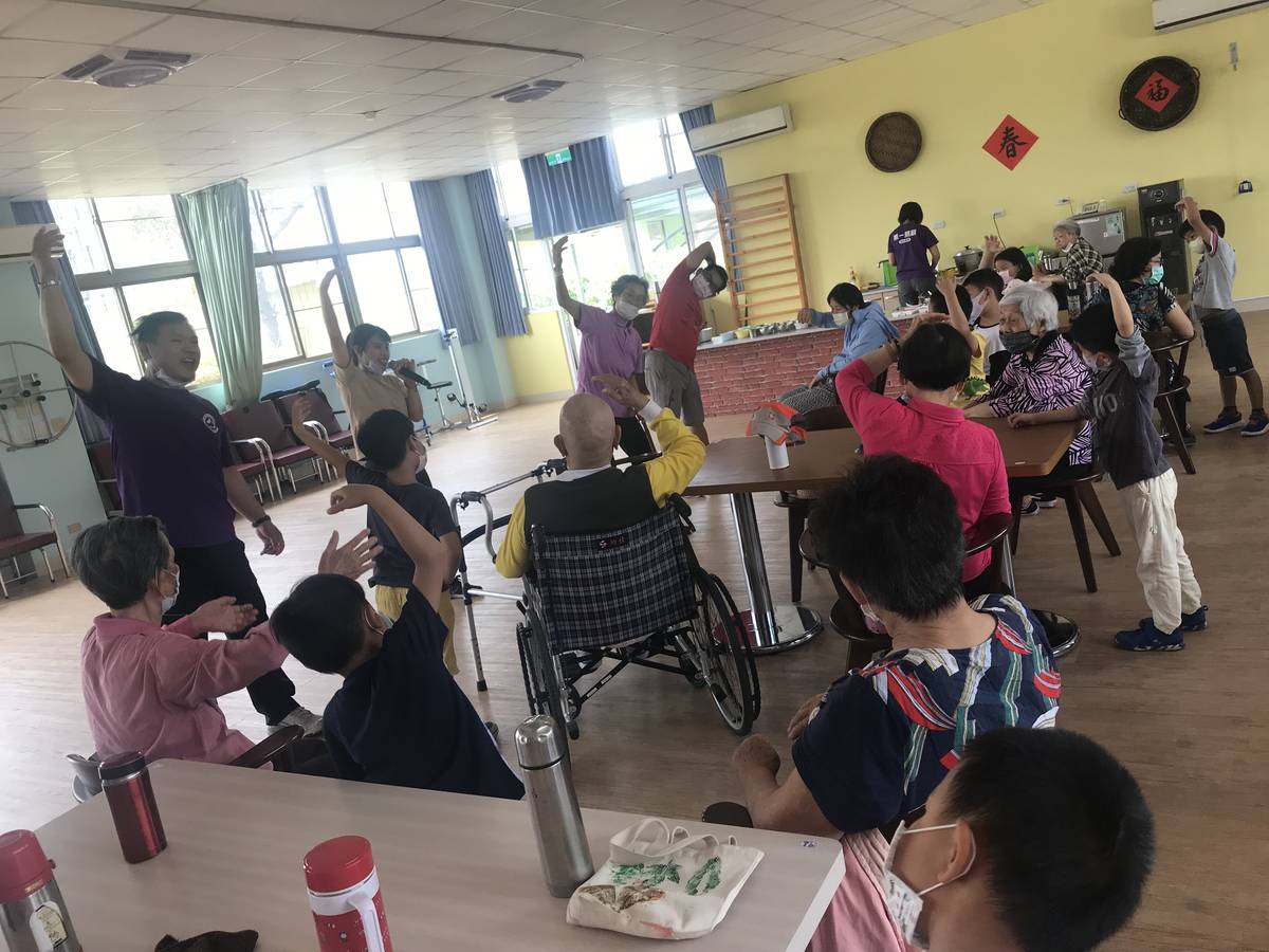 社皮非營利幼兒園與銀髮族同樂