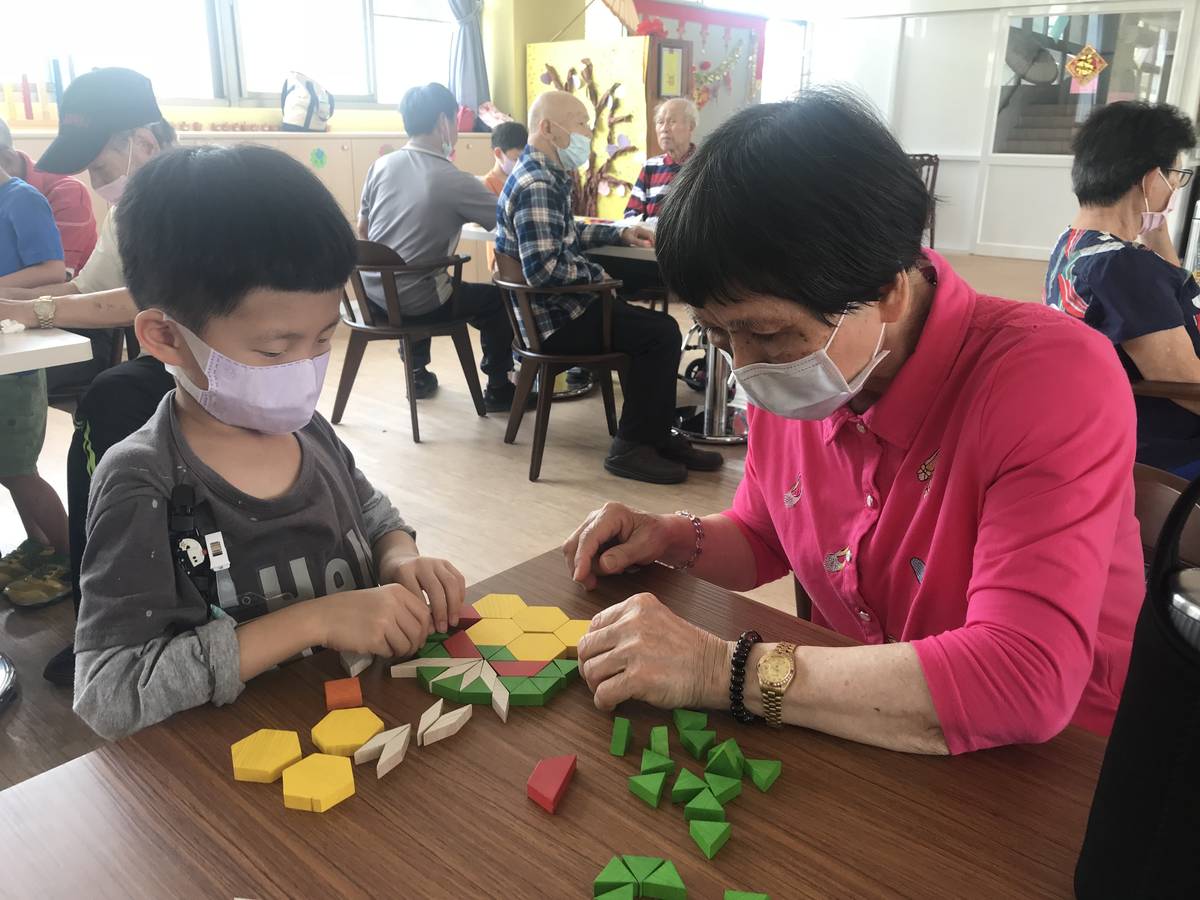 社皮非營利幼兒園小朋友與長者互動