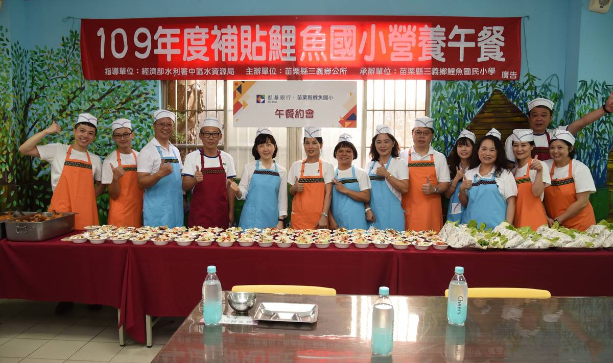 企業組成志工團隊親自烹調多道異國料理（圖片來源：苗栗縣媒體事務中心）