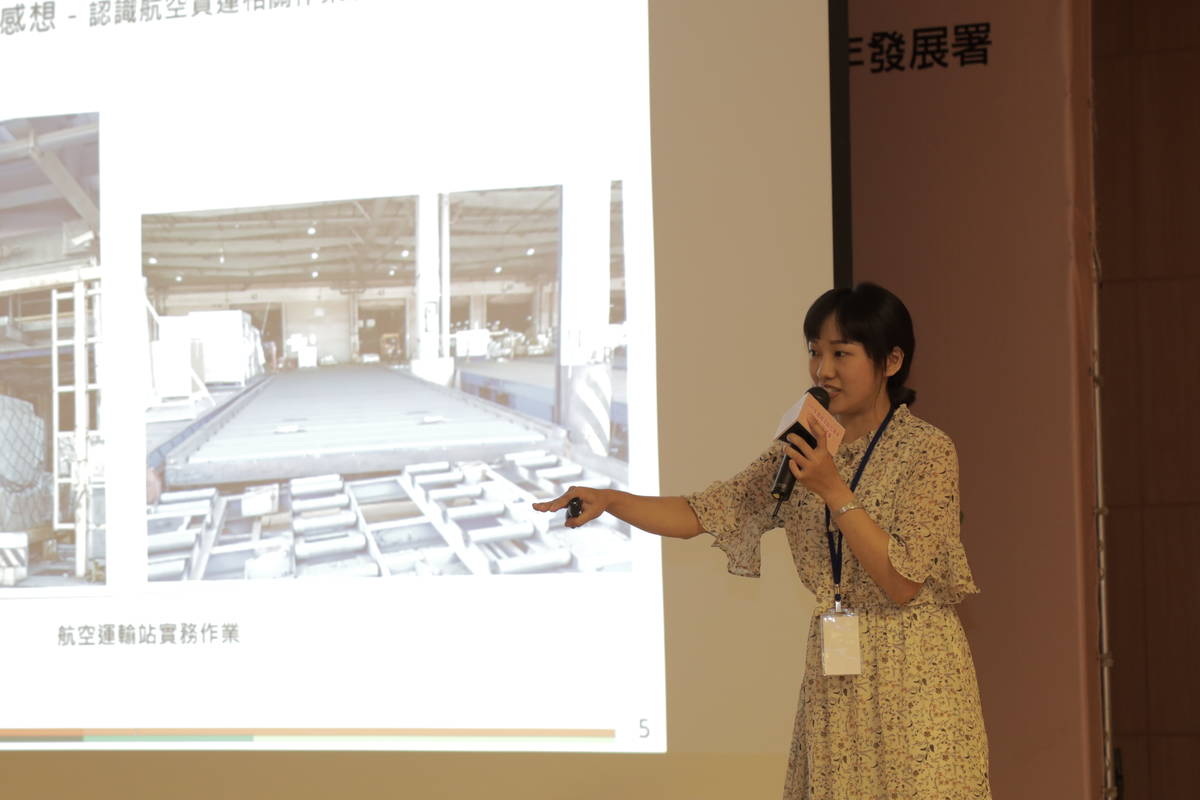 淡江大學運輸管理學系的黃雯酈同學，分享在桃園國際機場股份有限公司貨運處的工讀經驗。