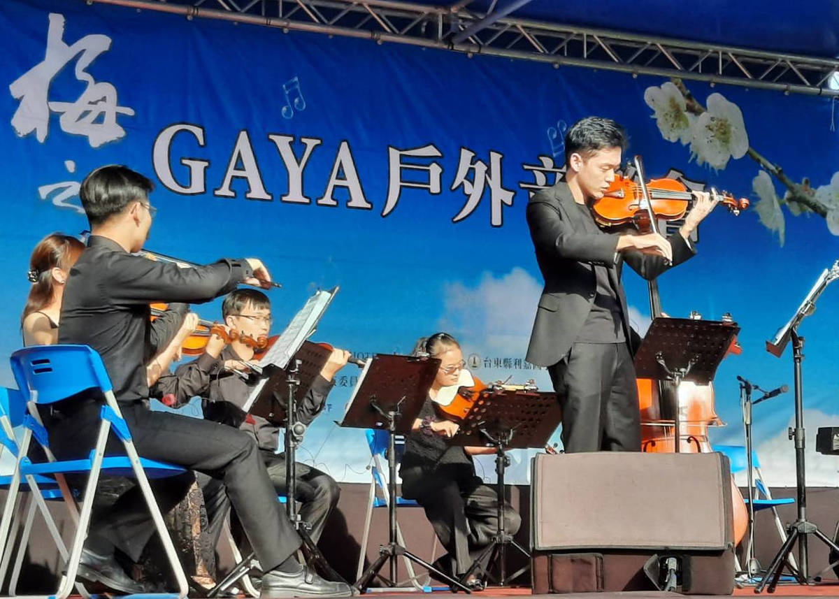 國際知名小提琴家曾宇謙(右)與國立臺灣交響樂團首席弦樂團的深情對話