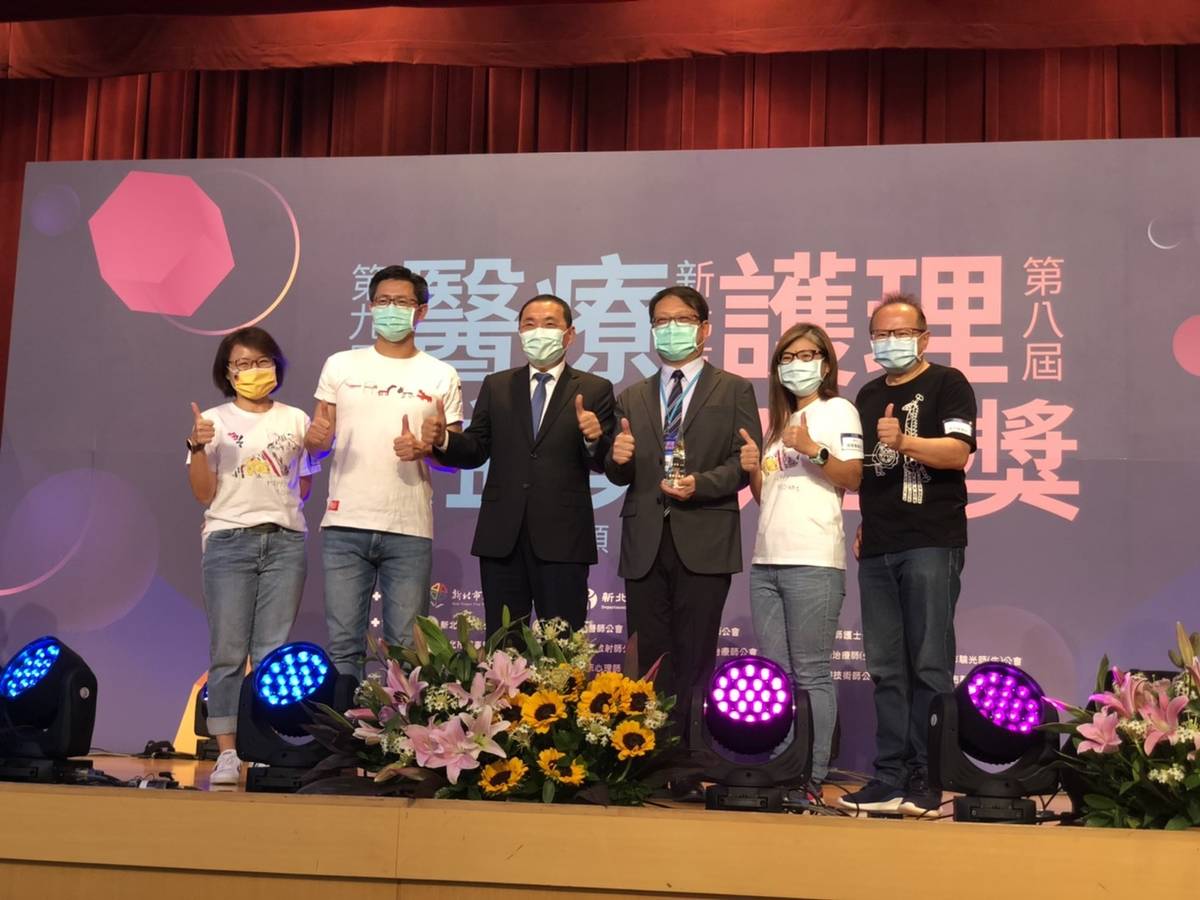 榮獲今年醫療公益獎的張晉賢中醫師與微微風樂團成員
