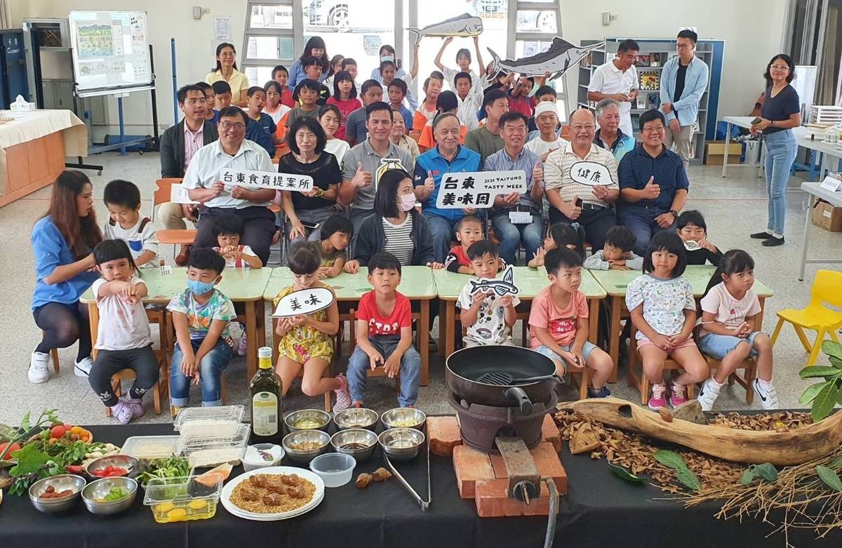 臺東縣政府與水越設計攜手推動「臺東食育提案所」，今(2)日起舉辦「臺東美味周」，將臺東山海間各式有趣的食物課程帶進校園。