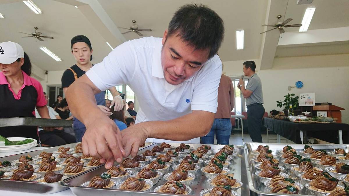 「臺東美味周」首日邀請宏成蝸牛農場行負責人文宏程，向信義國小學童分享白玉蝸牛的一生，並讓小朋友品嘗創意蝸牛料理。