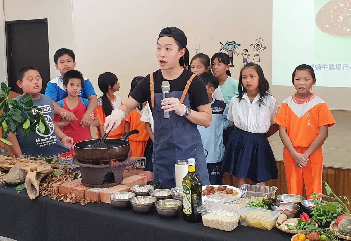 野廚料理師李人俊示範如何搭配各式食材，烹製出一道道美味的蝸牛創意料理。