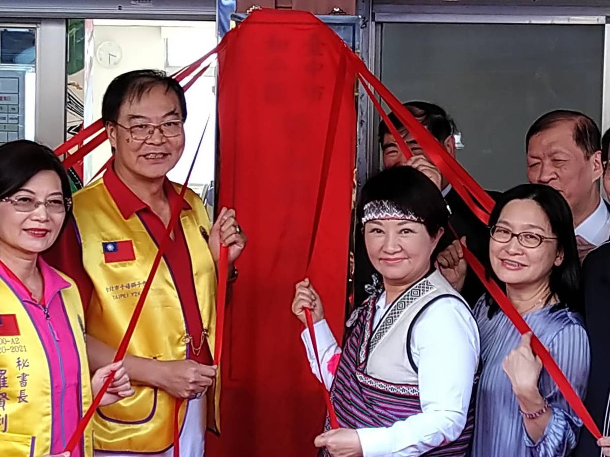 臺中市和平區梨山衛生所復健站揭牌啟用(右1紫色衣服為健保中區業務組李純馥組長)