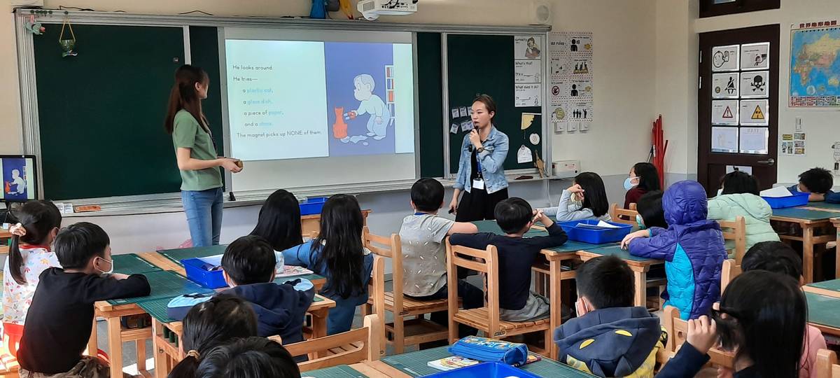 老師以繪本吸引學生的注意力，進入英語學習環境。