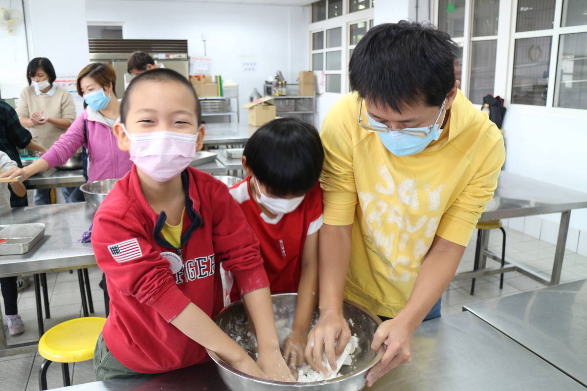 親子一起動手做米苔目