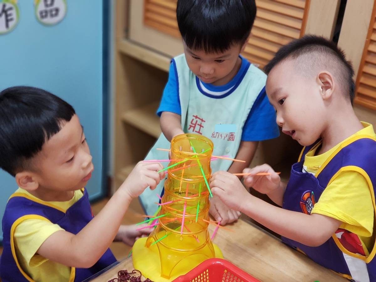 幼兒園孩子開心的學習。