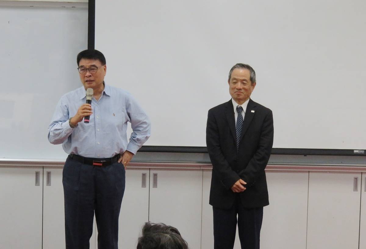 臺東大學「東大講座」邀請骨科權威許文蔚(右)，以「打造人體的鋼筋水泥─漫談骨奧秘」為題，與師生分享骨科保健，增進相關知能。