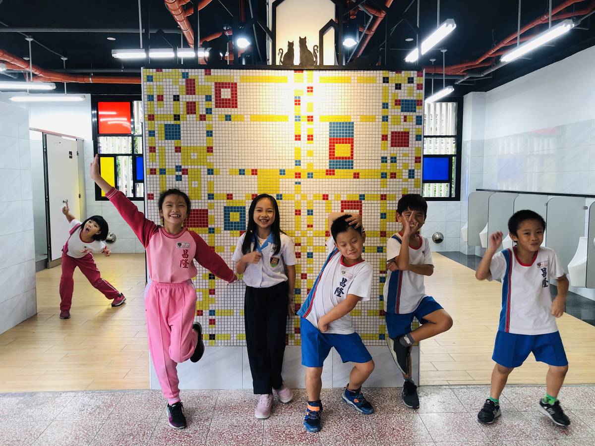 學生開心的在新廁所一起合影。