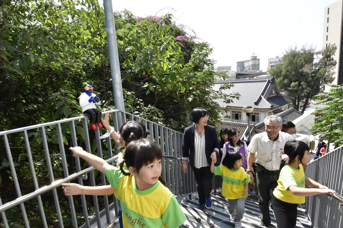 彰師大美術系主任陳一凡為小朋友作品導覽鸚鵡人 (照片: 彰化縣文化局)