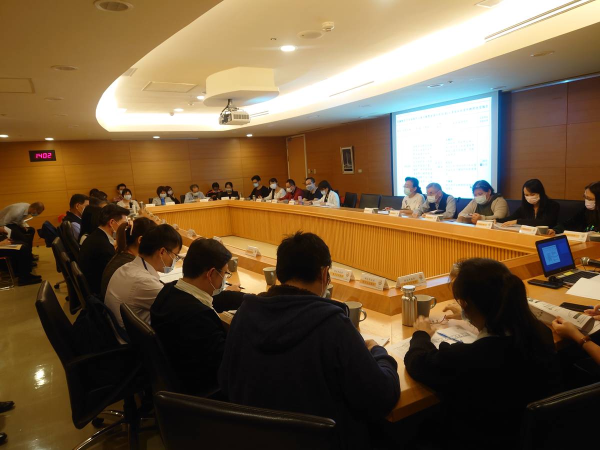 召開高關懷青少年通報中心討論校園安全措施。