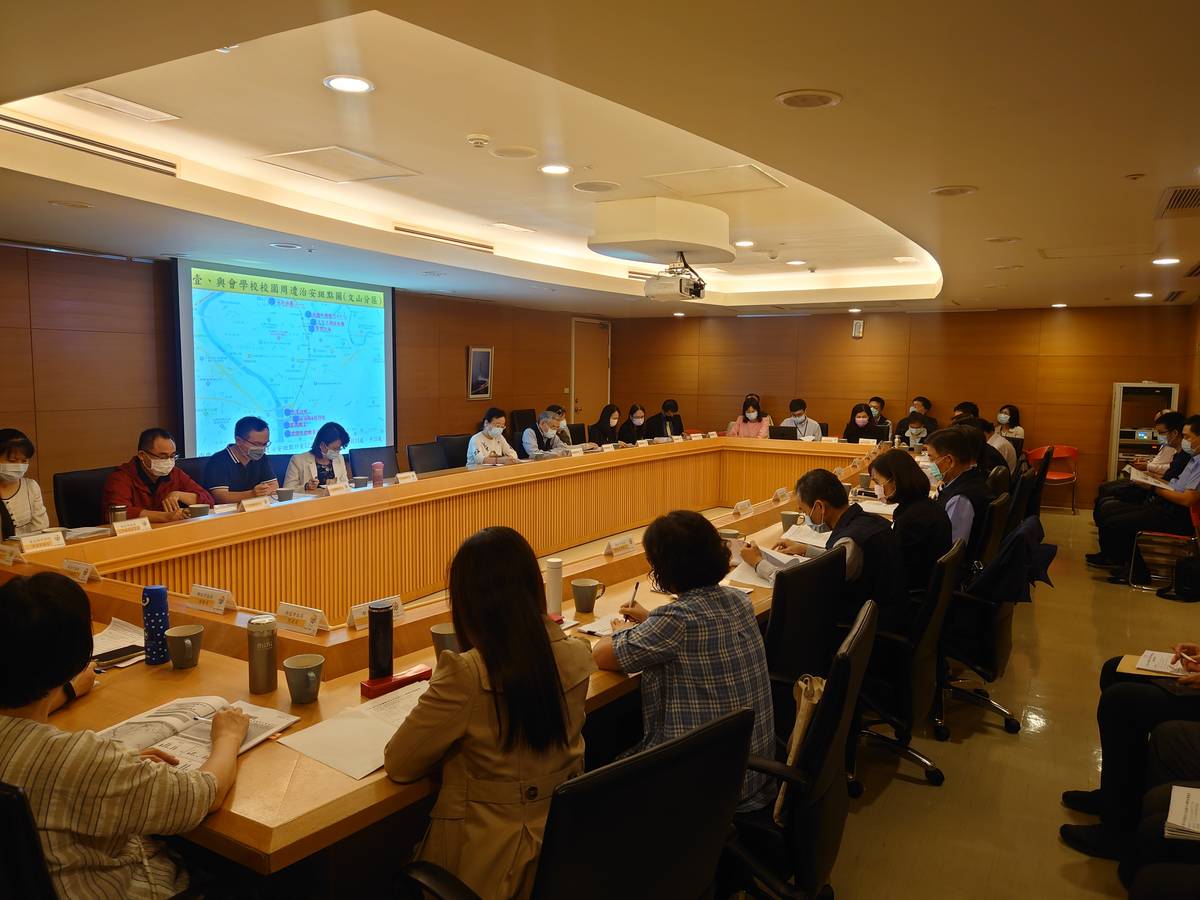 市府跨局處召開高關懷青少年通報中心討論校園周邊治安斑點圖。