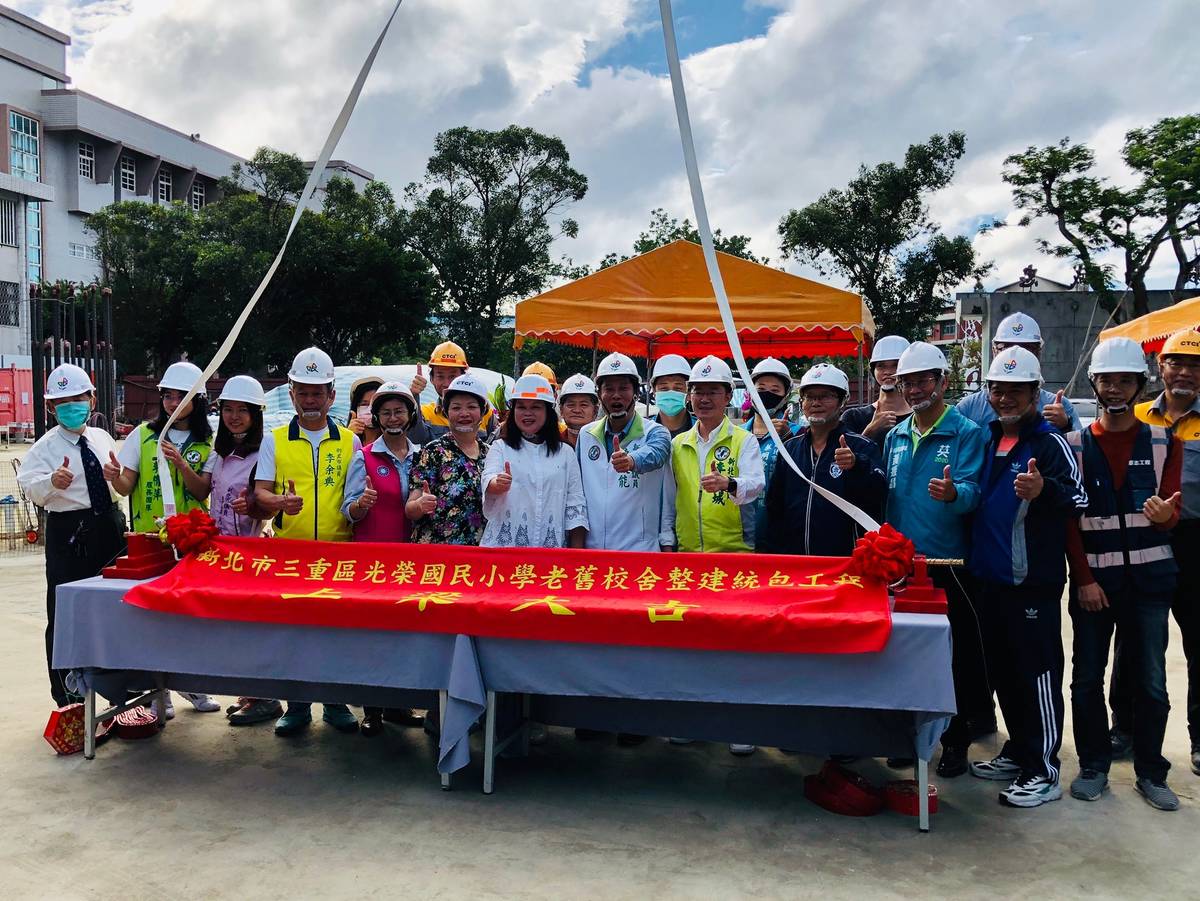 各界貴賓共同出席進行祝禱、焚香祈福，一同見證新校舍達成階段性目標。