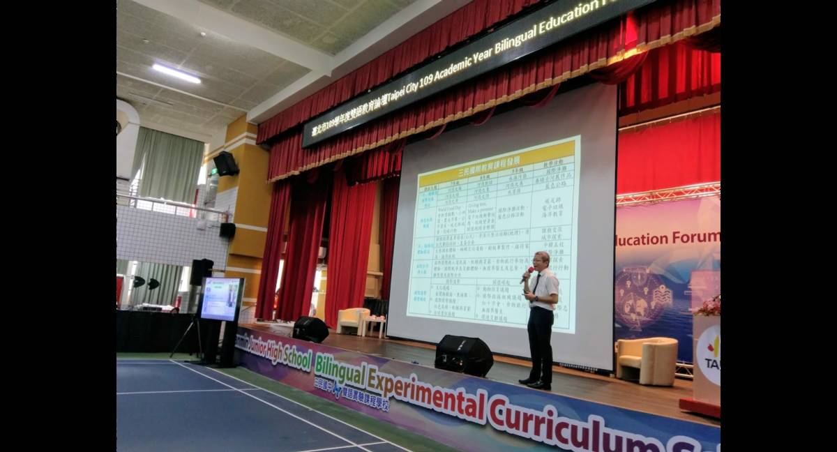 三民國中校長莊國彰說明學校以生態教育與國際教育為主軸，成為臺北市兼具國際教育及雙語教學的特色亮點學校。