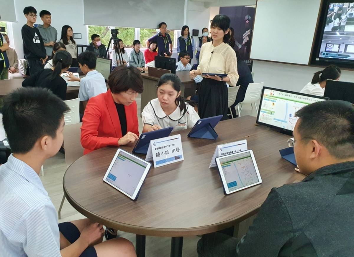 臺東縣新生國中「未來教室」今(9)日啟用，縣長饒慶鈴也和學生一同體驗未來教室設施，期盼培育更多符合未來需求的科技人才。
