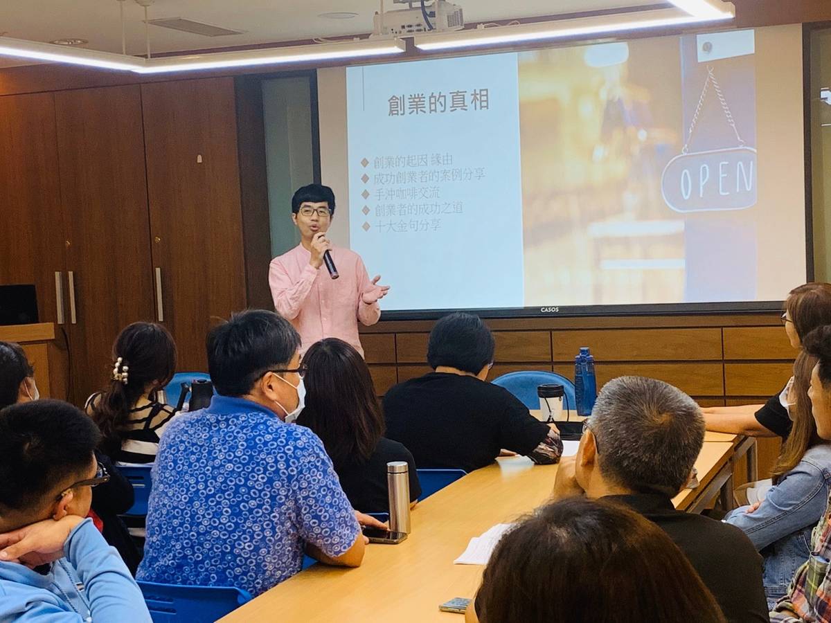 臺東縣工商發展投資策會辦理青年創業分享會，邀請青蔦菓子咖啡店長黃騏豪分享創業甘苦談。