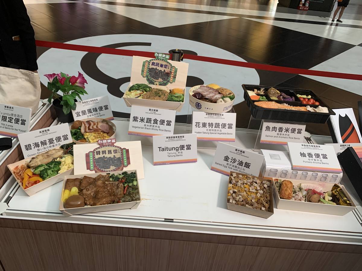 今年以「移動的味道，經典開行」為主軸，配合「驚喜連連經典直送」的概念，打造一場「移動的味道」便當盛會。
