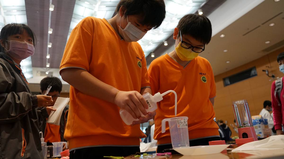 響應世界科學日，新北巿政府化為大型科學實驗室，300位師生進行「察『鹽』觀色」實驗。