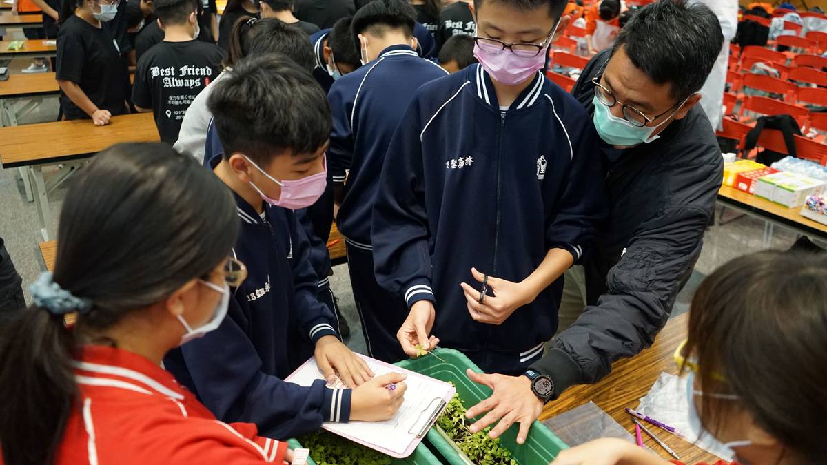 2020新北科學日300位師生帶著收成的新鮮蔬菜到活動現場，透過儀器觀察蔬菜分析硝酸鹽的含量變化種菜。