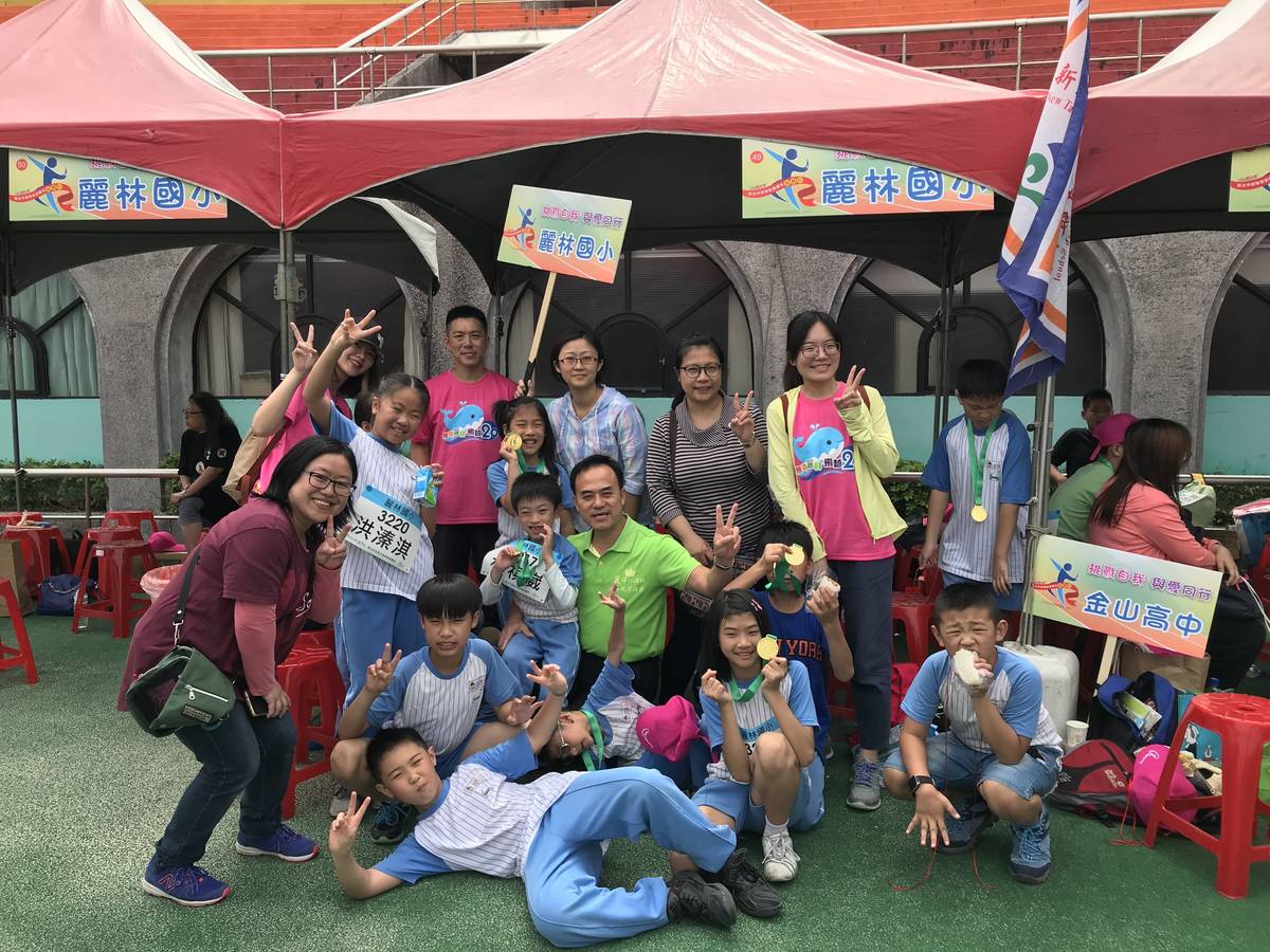 麗林國小校長與特教學生一同參加活動。