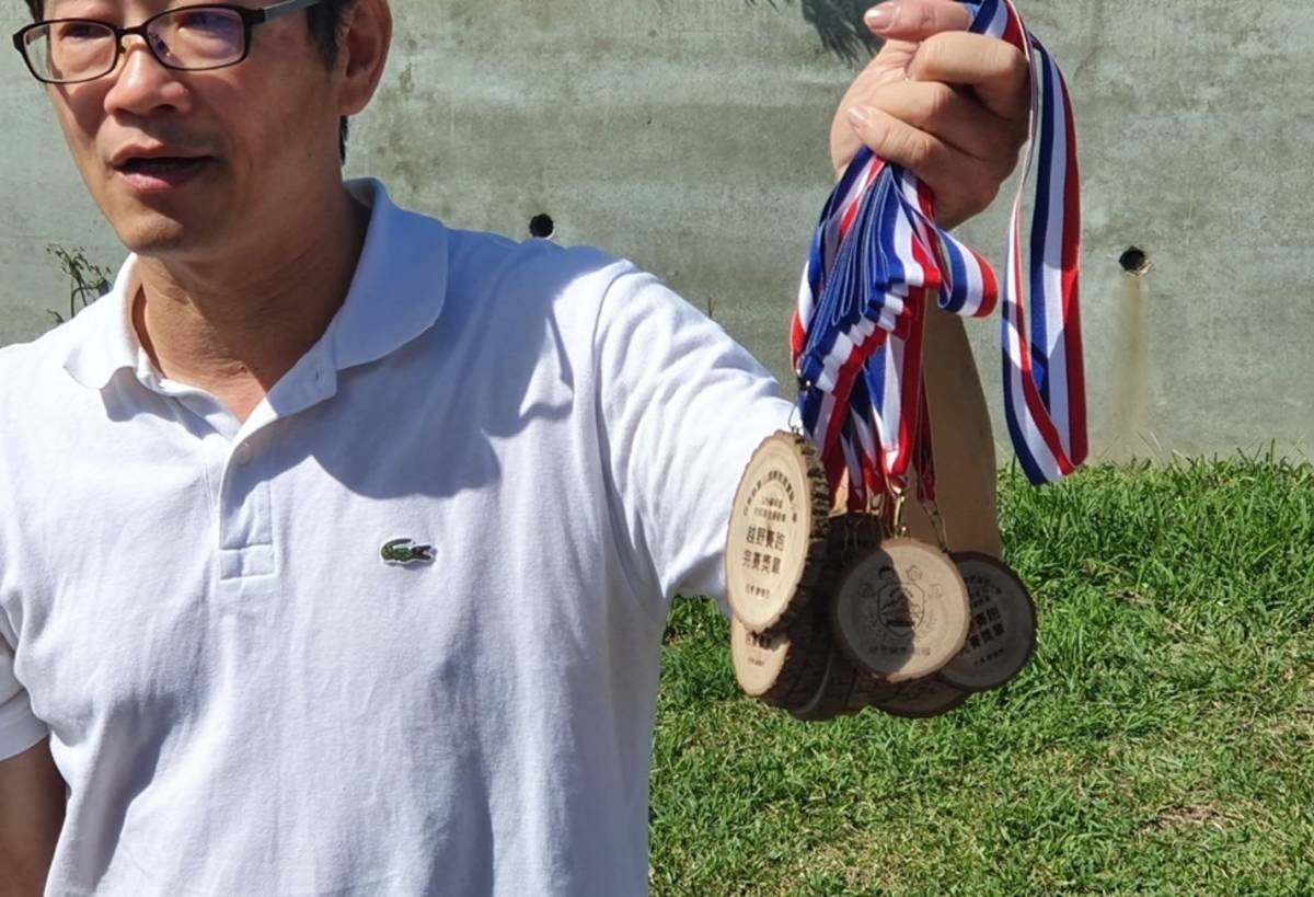 綠色冀泉以樟樹斷枝製作成獎牌及各式文創商品，並將部分收益回饋給學校，用於推展足球運動。