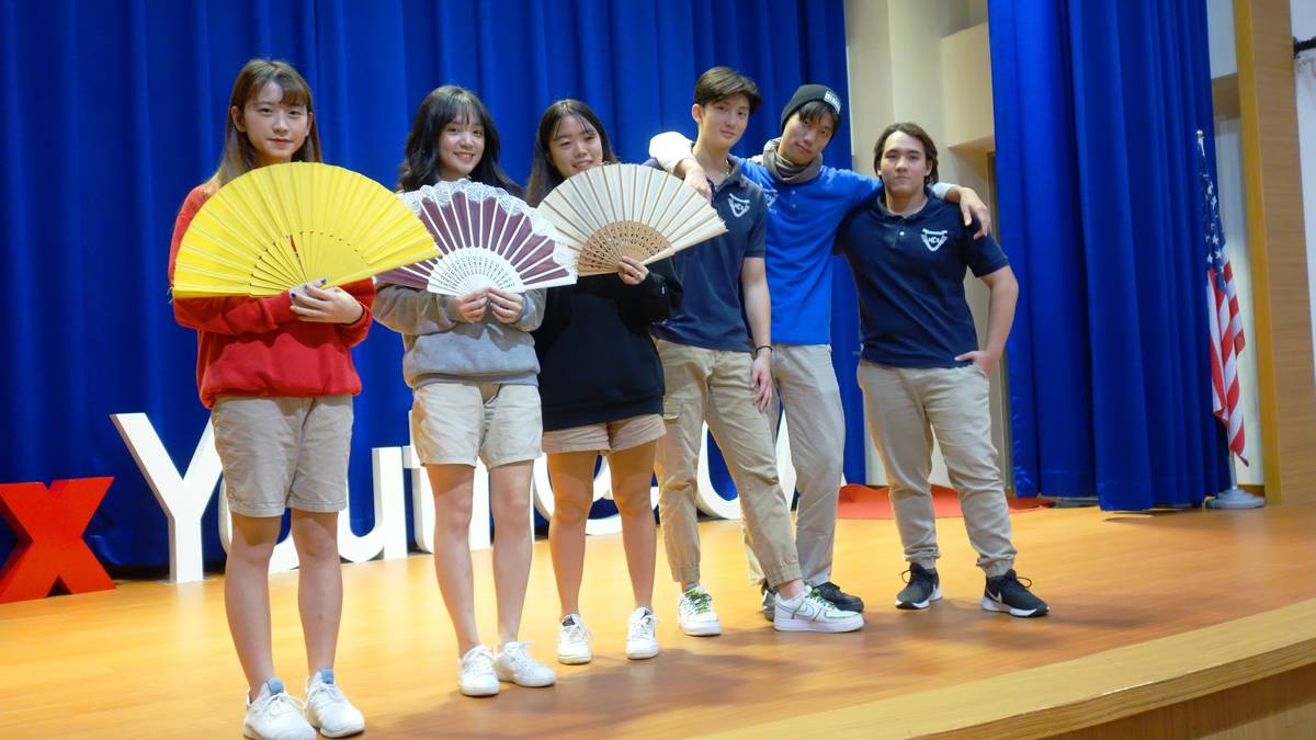 常春藤中學佛朗明哥舞蹈課的學生合照