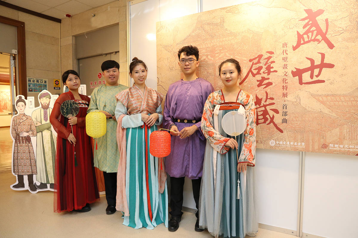展覽期眼提供參觀者唐服體驗