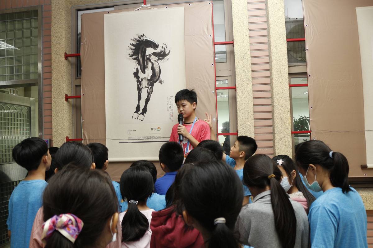 藝術小尖兵為同學們說明徐悲鴻的作品