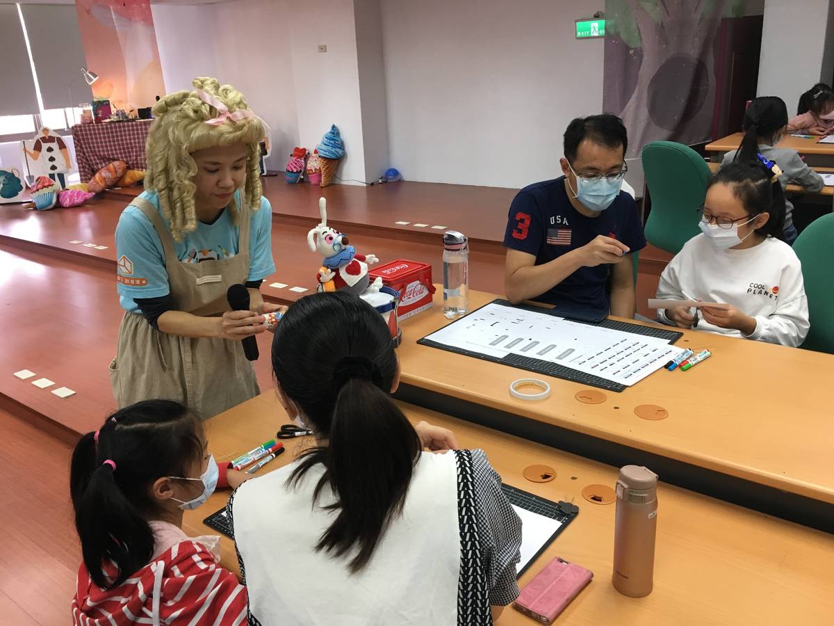 致力推動程式教育的劉嘉嘉老師今天使出混身解數又演又教又示範，豐富課程的有趣。