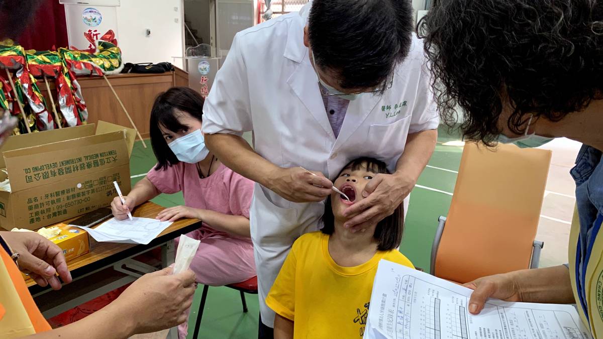 國教署108學年度口腔保健特優學校嘉義縣布袋鎮新塭國小，透過系統化的教學，幫助同學們養成良好的習慣，並透過檢核及獎勵督促同學，或是舉辦各式活動，讓大家能以快樂的心學習牙齒保健，學校定時請牙醫來學校幫同學做牙齒檢查，達到百分百的就診率
，也積極與家長溝通，普及口腔保健觀念，未來也將調整營養午餐的食材與用料，幫助同學們吃得健康，也能擁有健康的牙齒。


訪問：嘉義縣布袋鎮新塭國小謝桐偉校長、張曉黎教導主任、陳昆豊導師、
             高淑美校護、 四年甲班學生李季樺、周宇婕