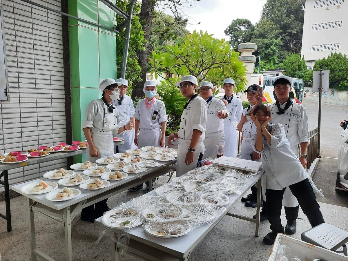 海科大餐飲管理系的學生為年長者設計養生餐