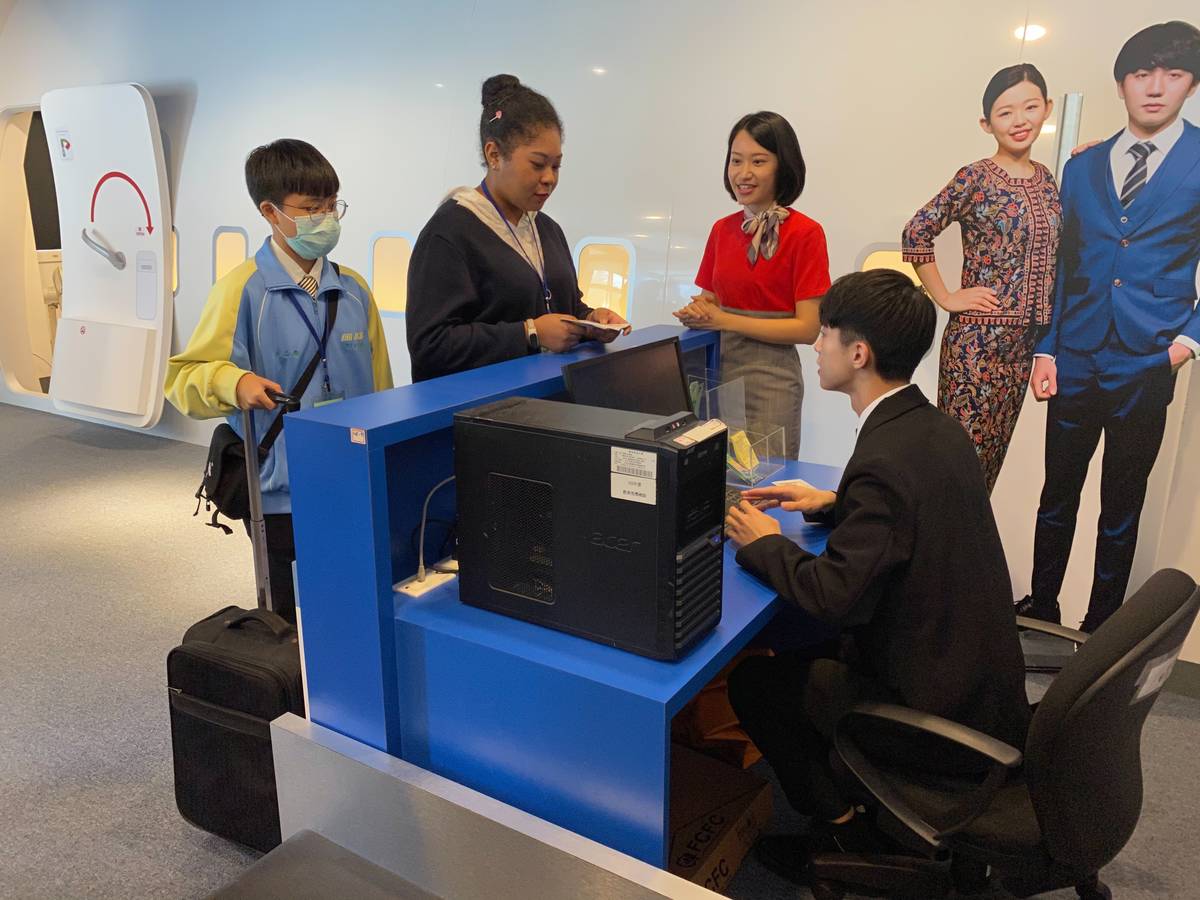 機艙英語課程，至專業航空模擬機艙，以實境體驗引導學生學習相關專業英語。