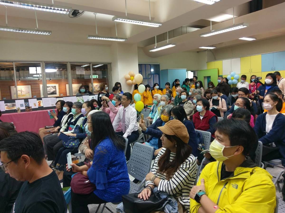 眾多嘉賓參加新書發表會