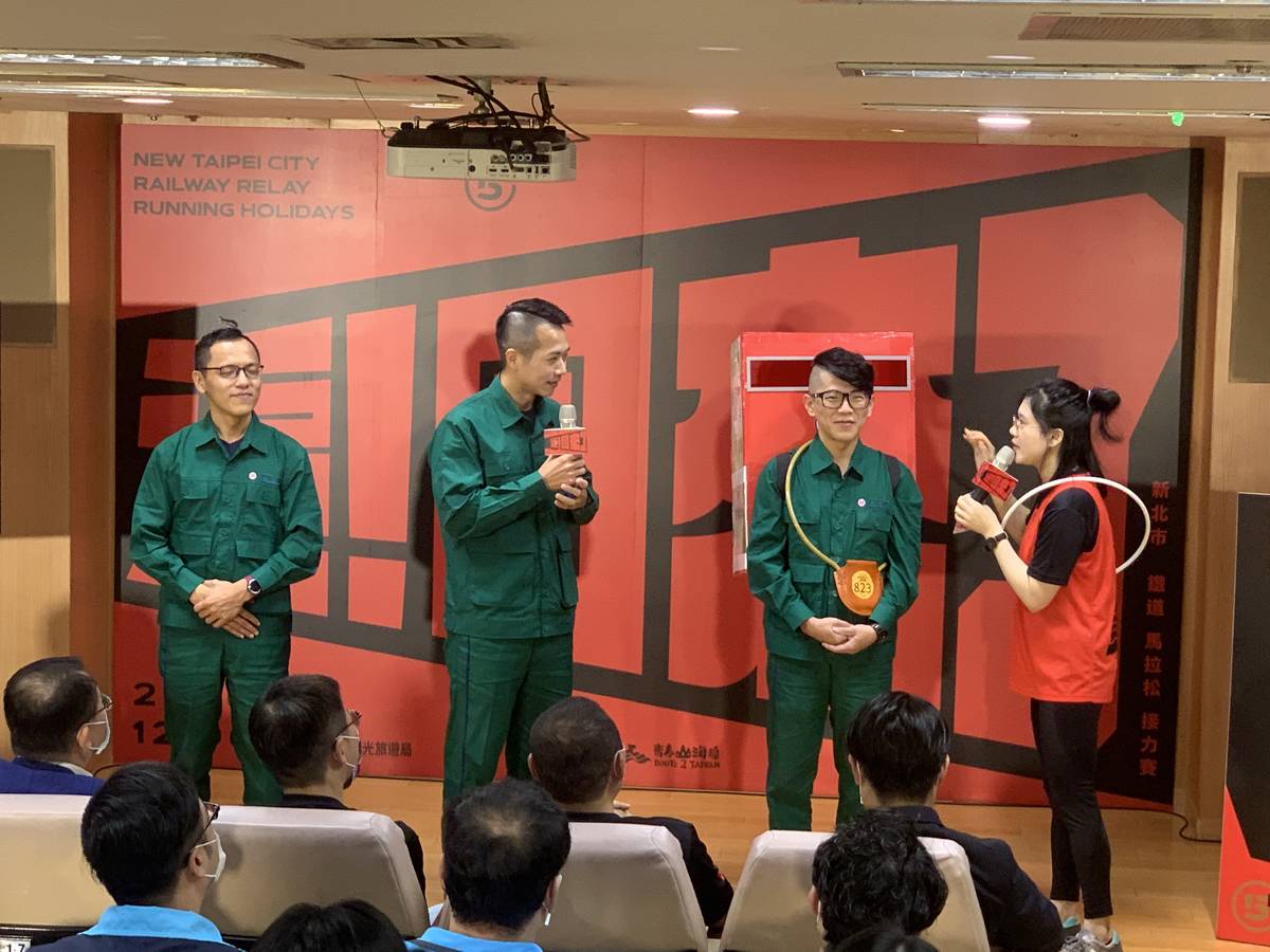 去年得獎的隊伍就是身為郵差的選手們，背著自製的郵筒參賽。