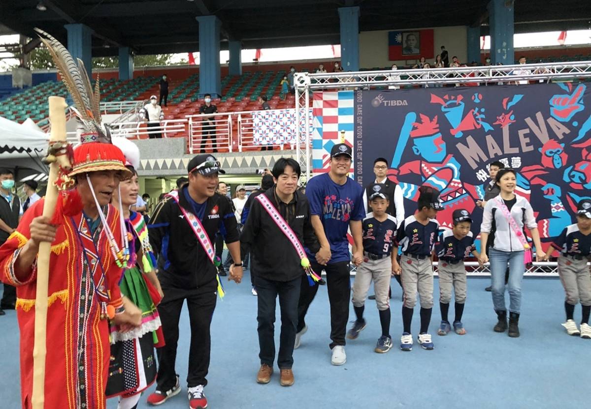 副總統賴清德(左4)也親臨關懷盃開幕會場，共同點燃今年度的棒球賽事，並為選手及原棒協會員加油。