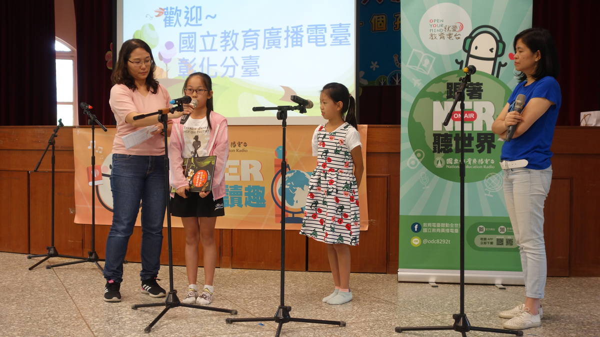 嚴沛潔(右2)與施芷蓉(左2)兩位同學向大家介紹他們最喜愛的書籍