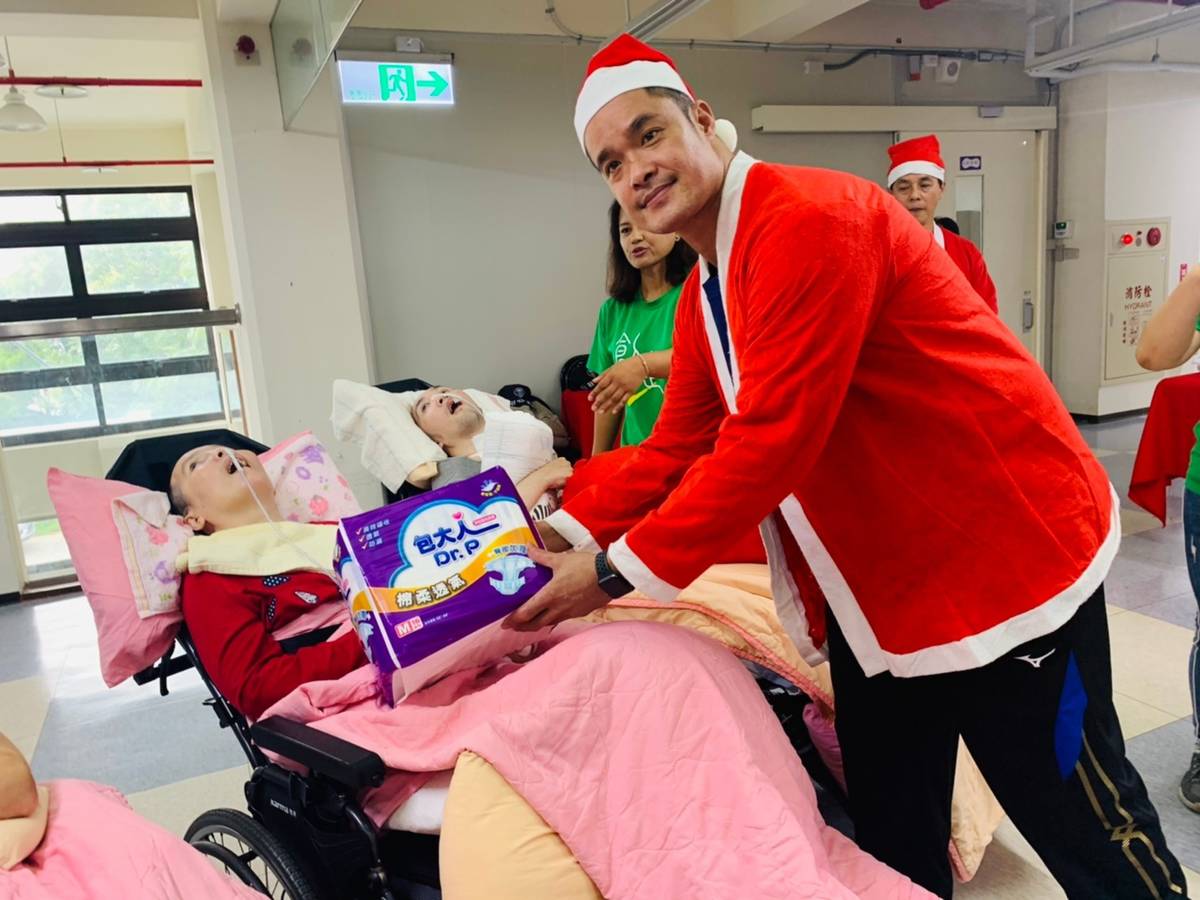 中華職棒中信兄弟大師兄林智勝，率原棒協球星前往創世臺東院關懷植物人院民。