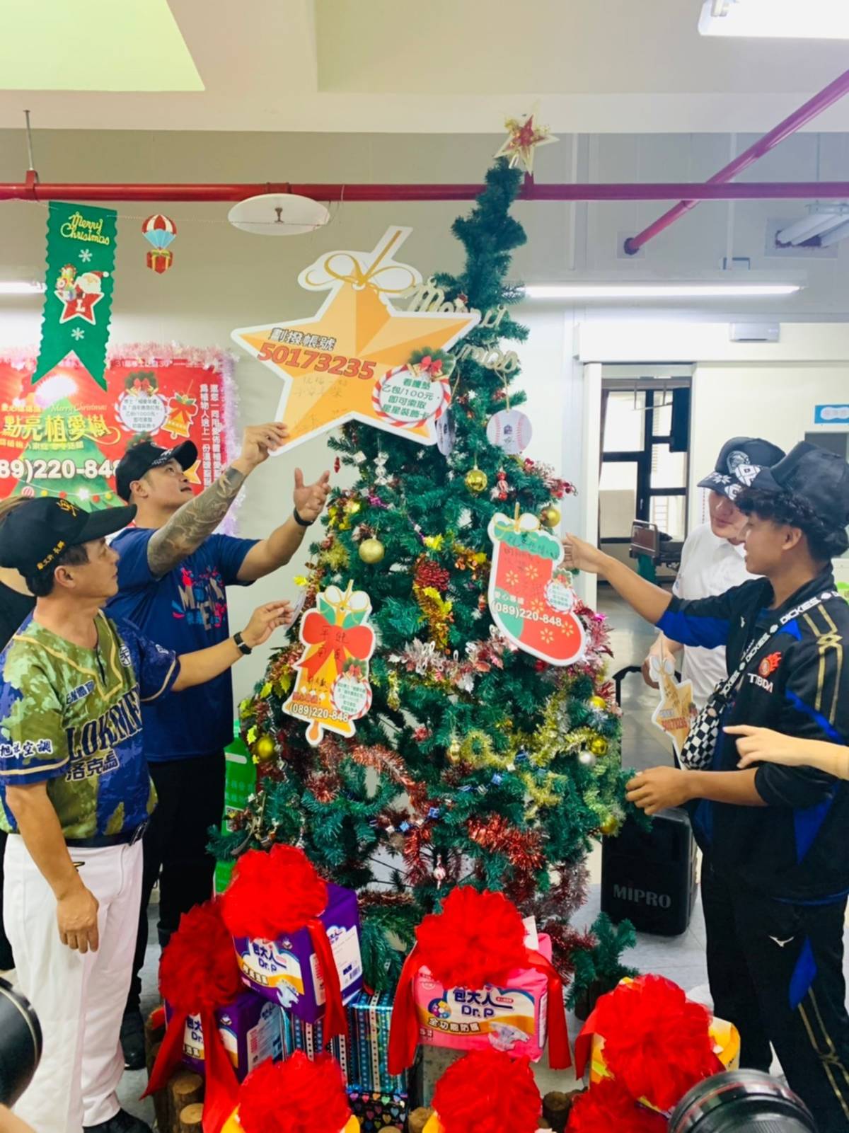 中華職棒中信兄弟大師兄林智勝，率原棒協球星前往創世臺東院關懷植物人院民。