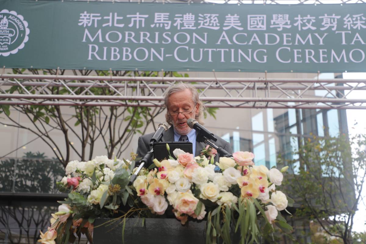 董事長歐伯禮牧師祝禱典禮順利。